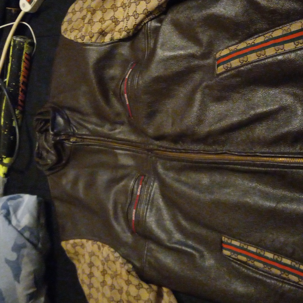 Is a medium size Gucci jacket and I can't fit it no more